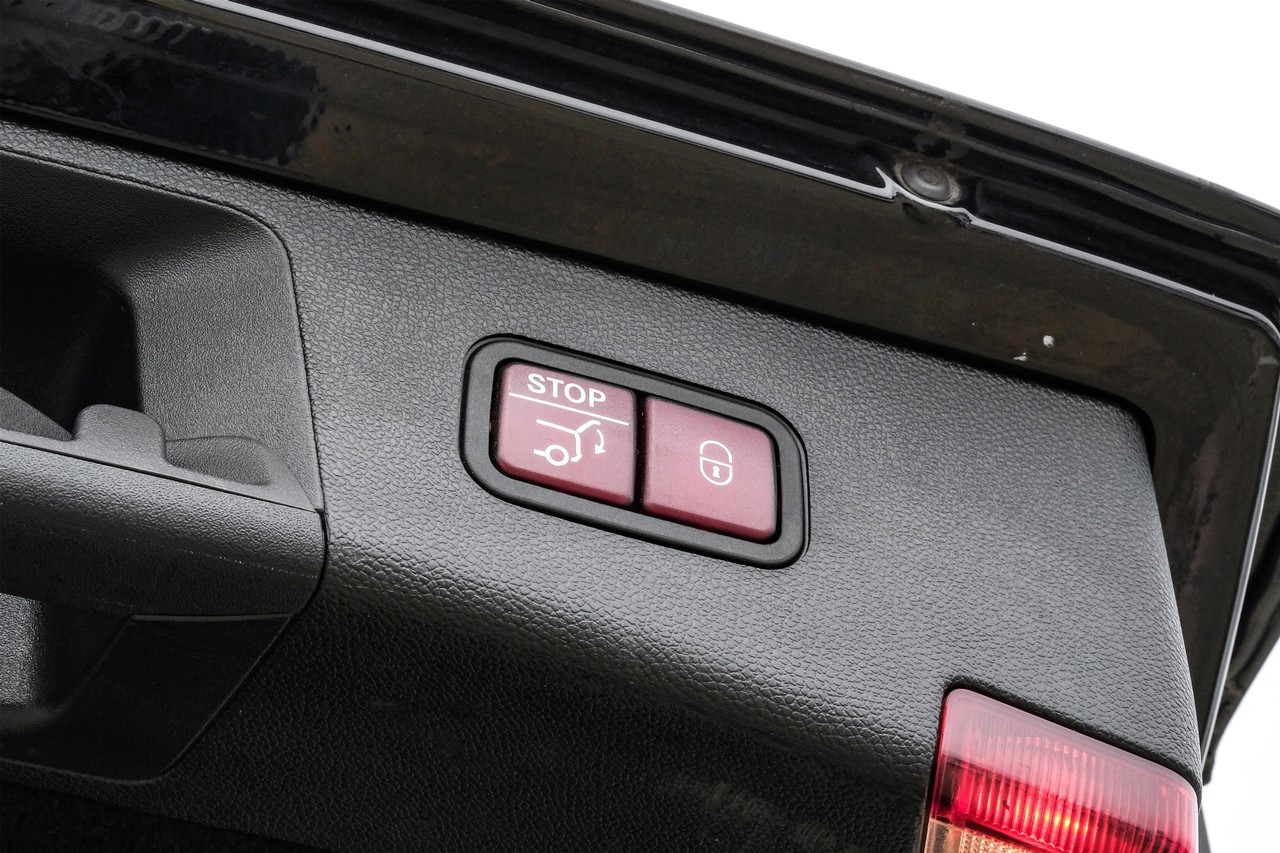 Mercedes-Benz E-Class Vehicle Main Gallery Image 55