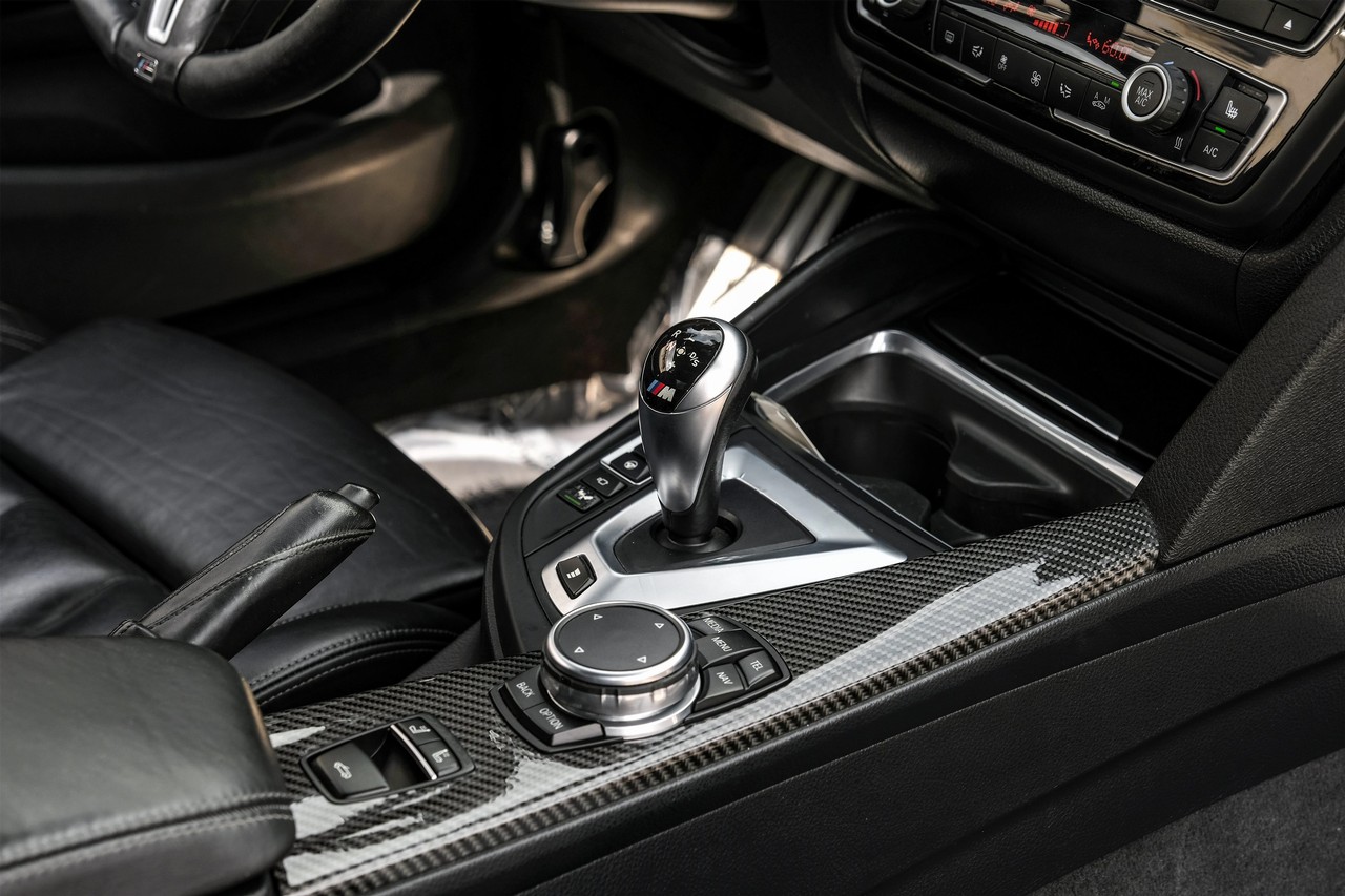 BMW M4 Vehicle Main Gallery Image 21
