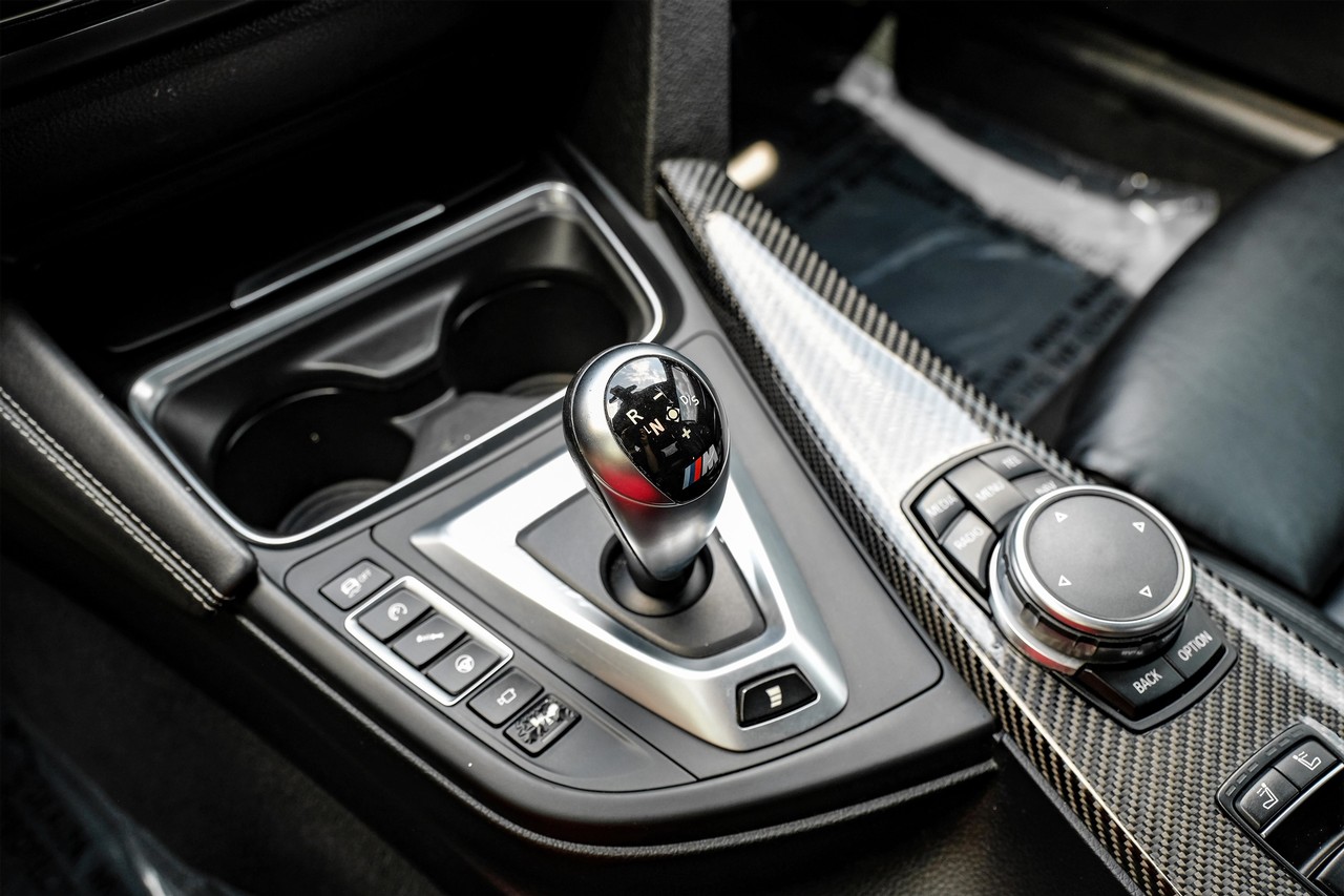 BMW M4 Vehicle Main Gallery Image 22