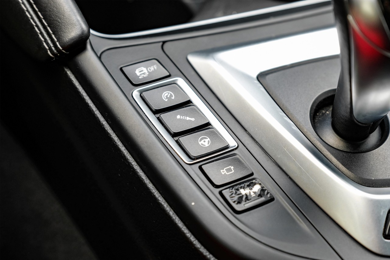BMW M4 Vehicle Main Gallery Image 23
