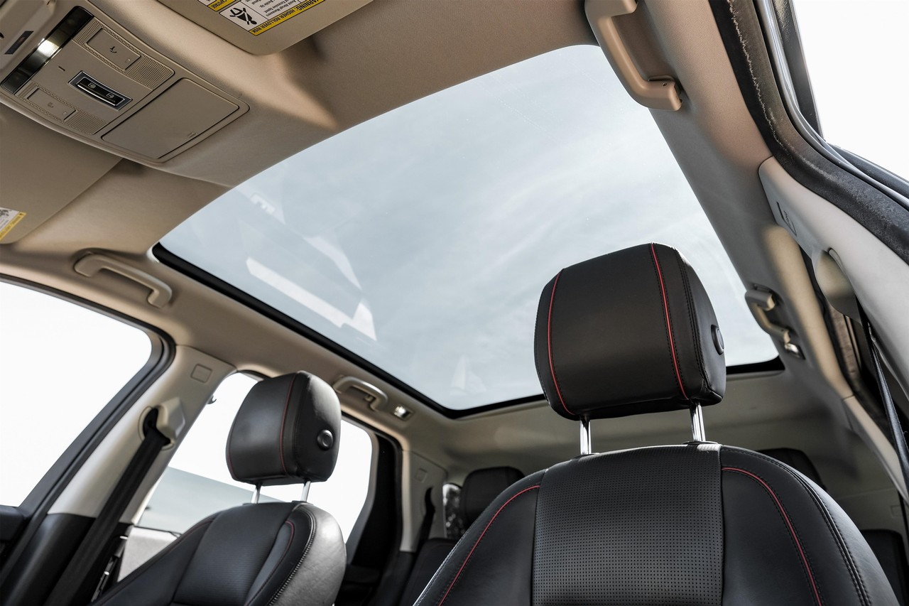 Land Rover Discovery Sport Vehicle Main Gallery Image 05