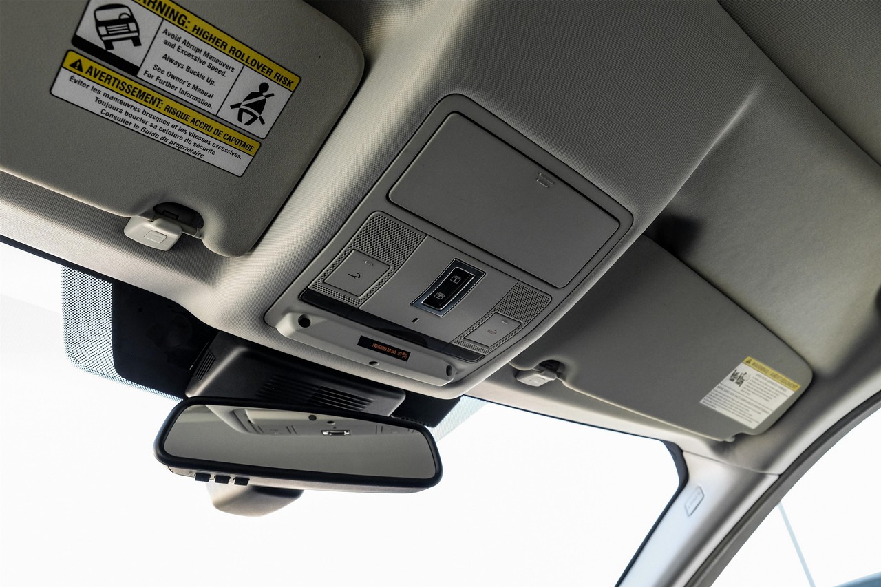 Land Rover Discovery Sport Vehicle Main Gallery Image 28