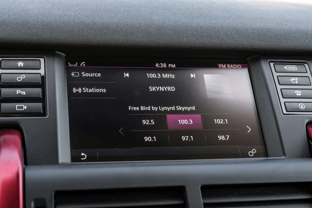 Land Rover Discovery Sport Vehicle Main Gallery Image 32