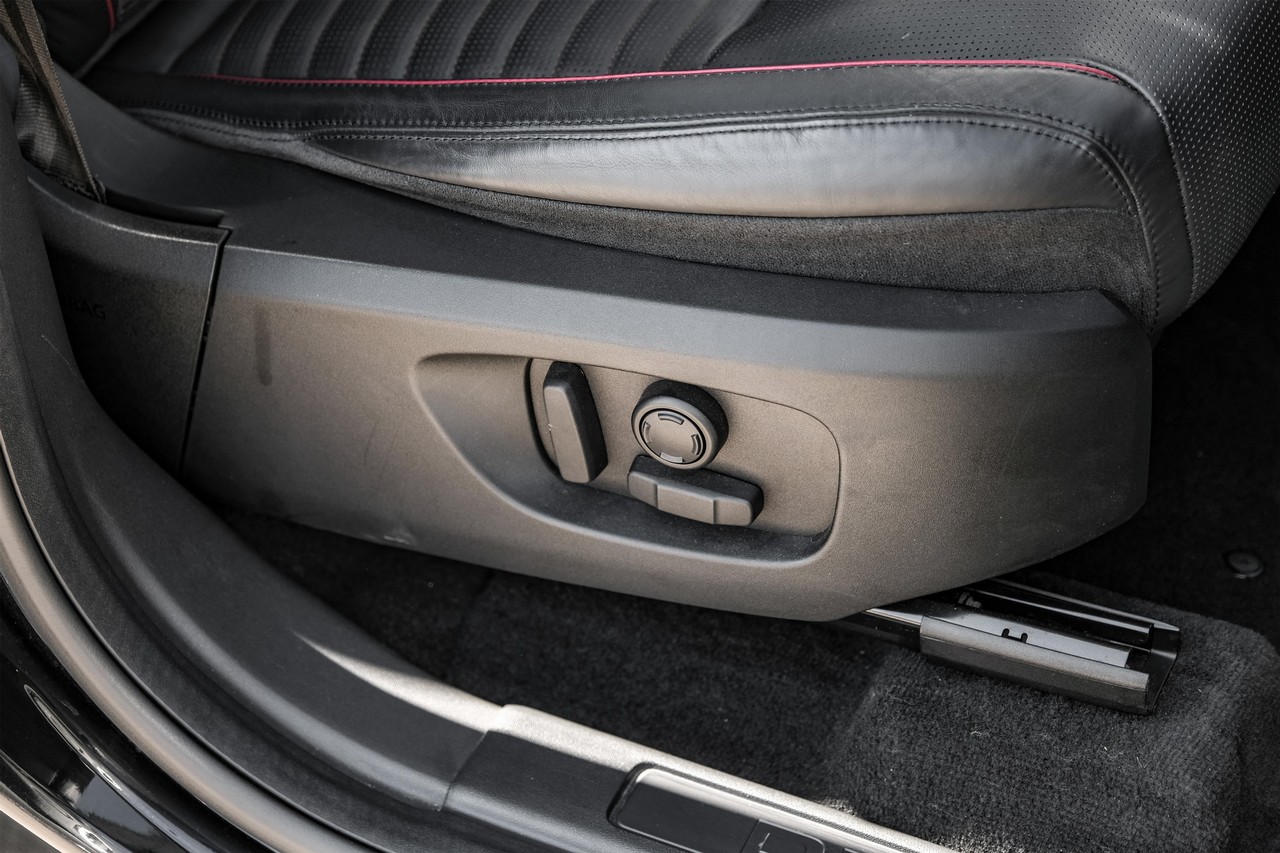 Land Rover Discovery Sport Vehicle Main Gallery Image 36