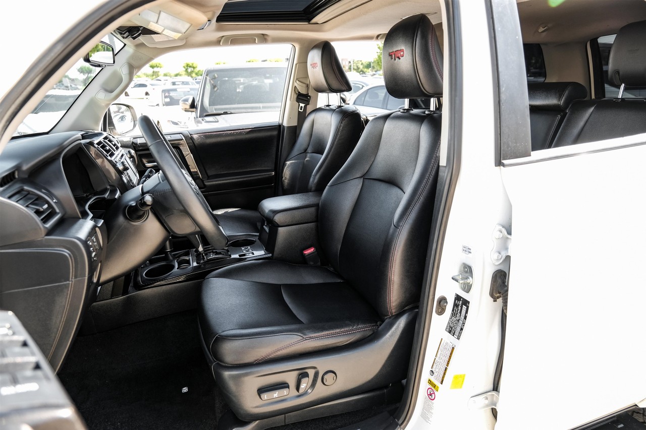 Toyota 4Runner Vehicle Main Gallery Image 04