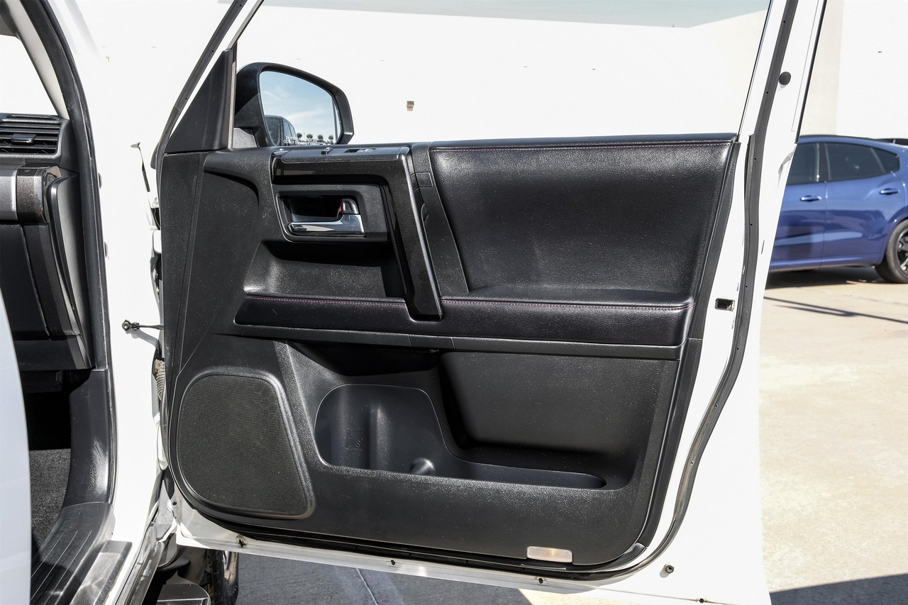 Toyota 4Runner Vehicle Main Gallery Image 42
