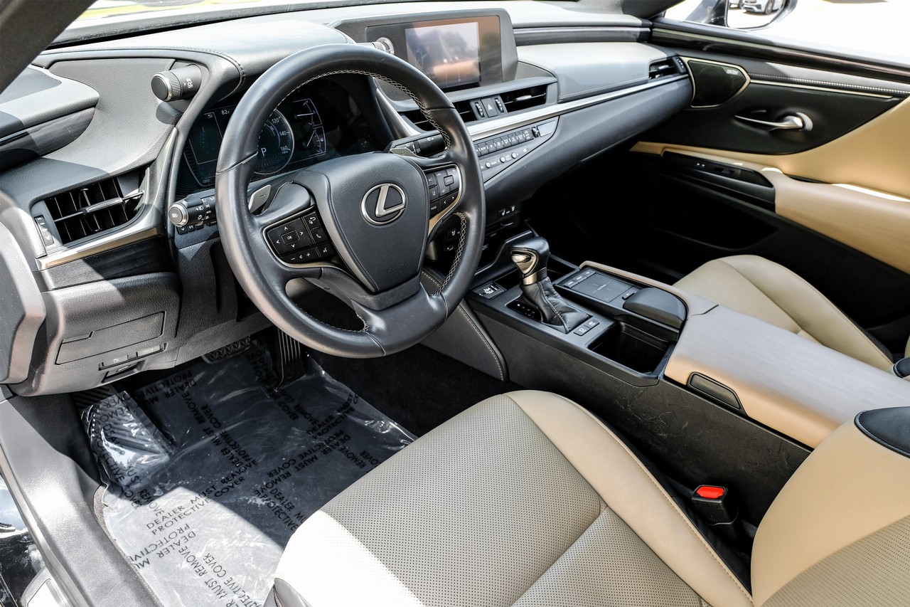 Lexus ES 300h Vehicle Main Gallery Image 03