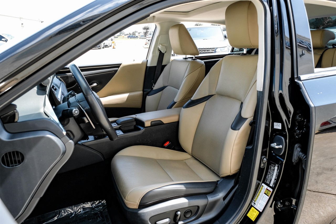 Lexus ES 300h Vehicle Main Gallery Image 04