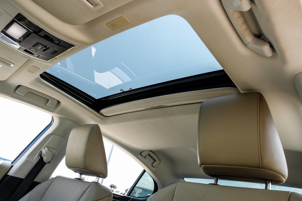 Lexus ES 300h Vehicle Main Gallery Image 05