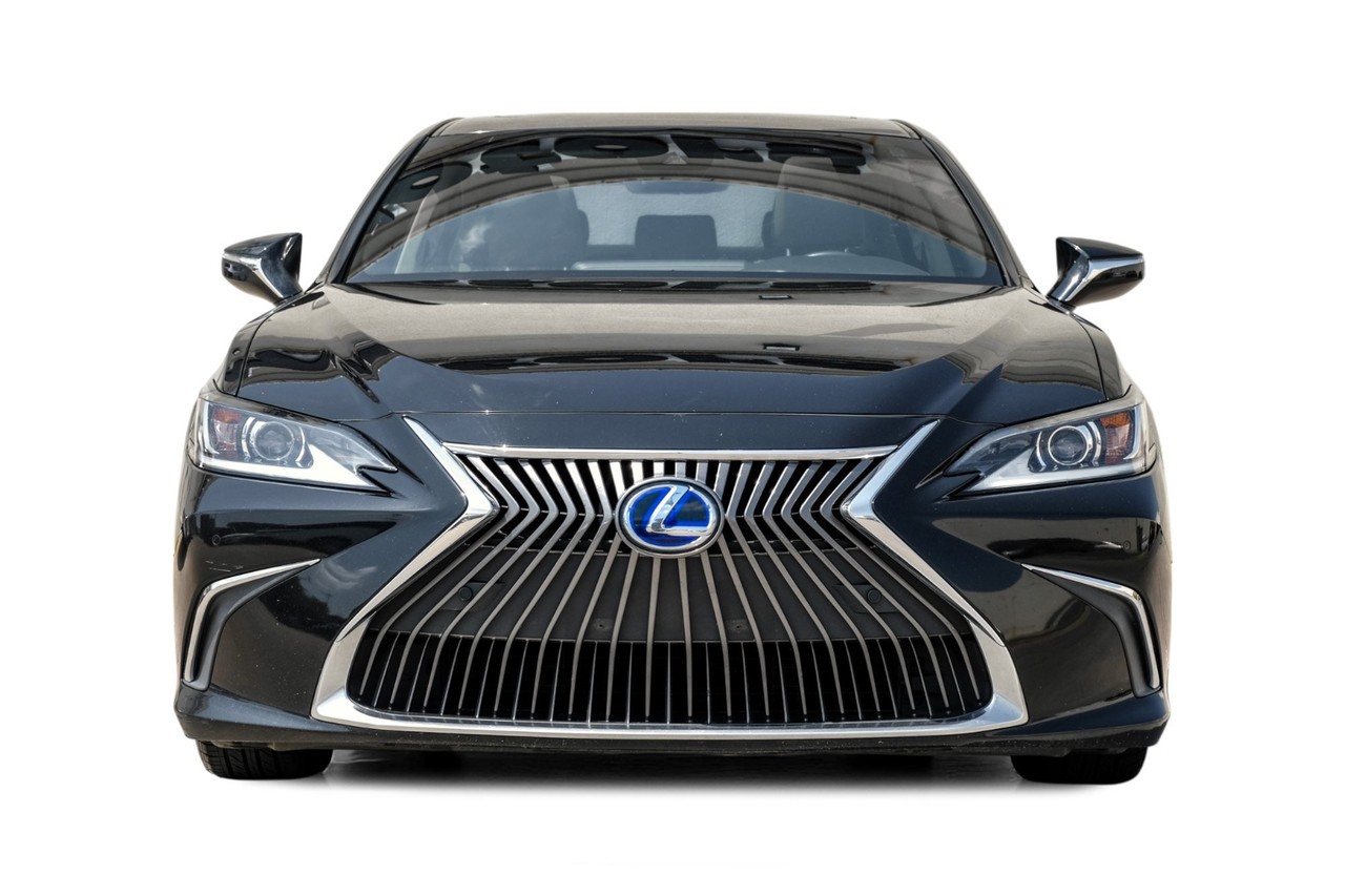 Lexus ES 300h Vehicle Main Gallery Image 06