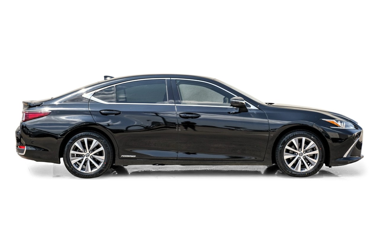 Lexus ES 300h Vehicle Main Gallery Image 08