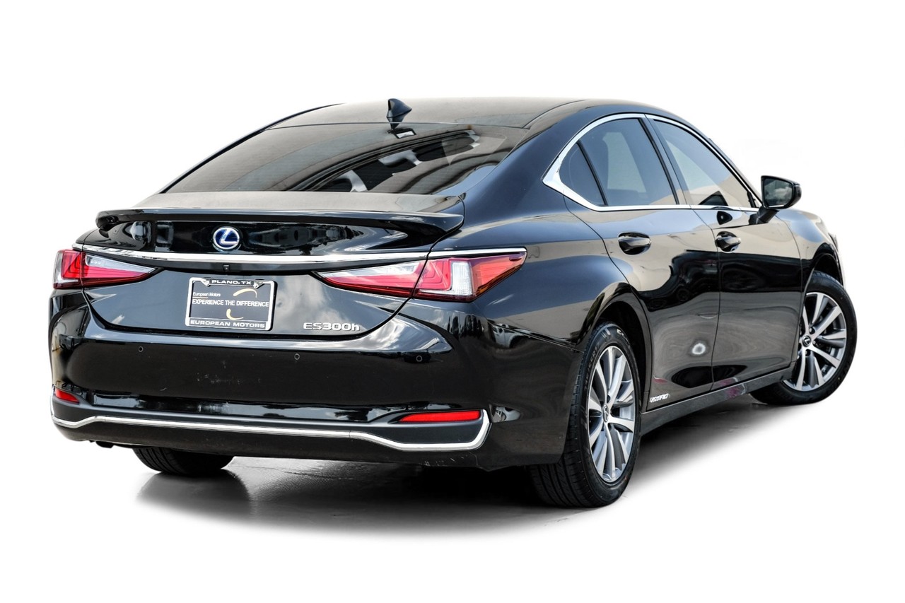Lexus ES 300h Vehicle Main Gallery Image 09