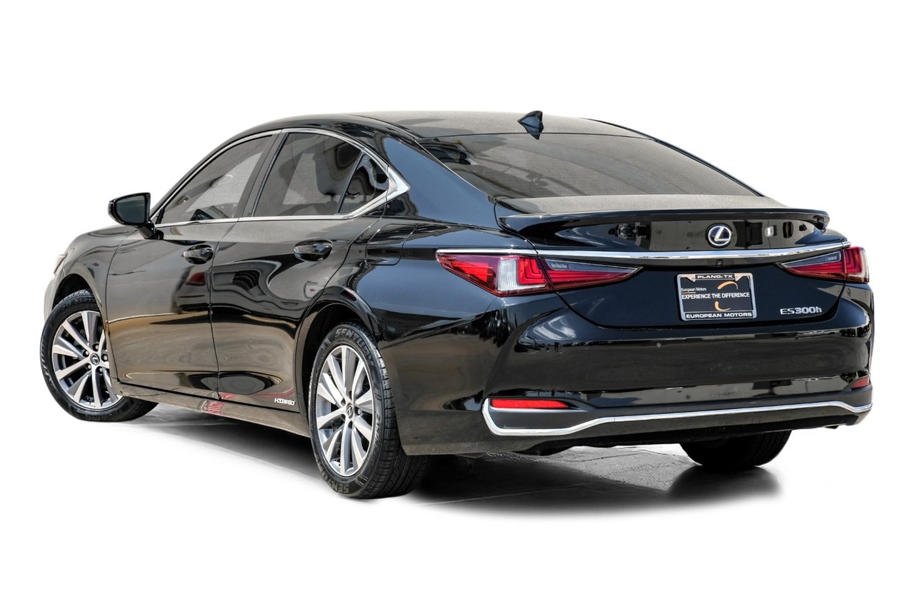 Lexus ES 300h Vehicle Main Gallery Image 11