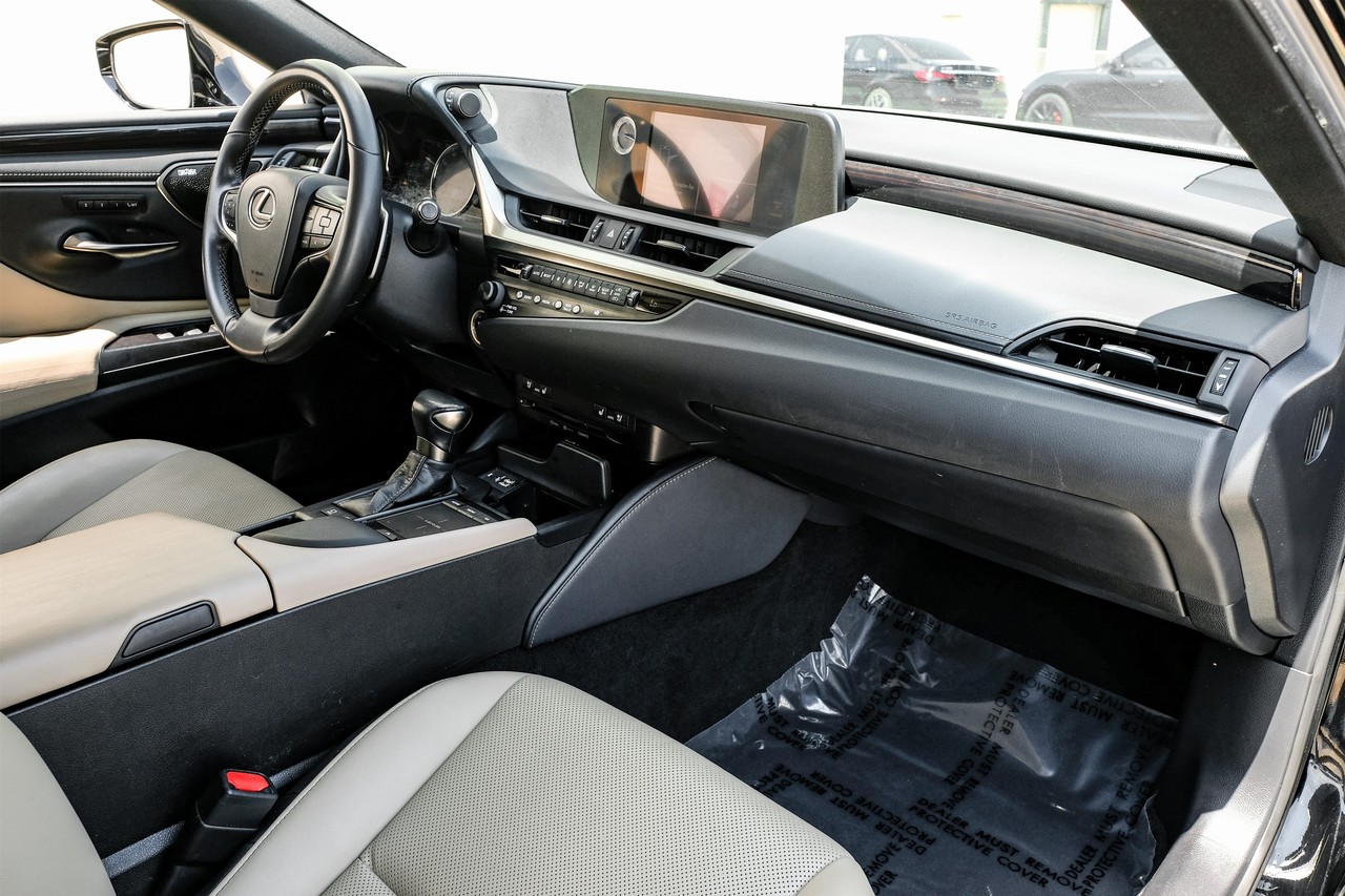 Lexus ES 300h Vehicle Main Gallery Image 13