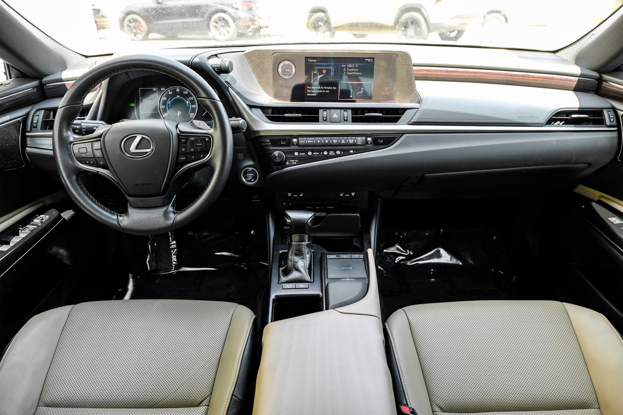 Lexus ES 300h Vehicle Main Gallery Image 15