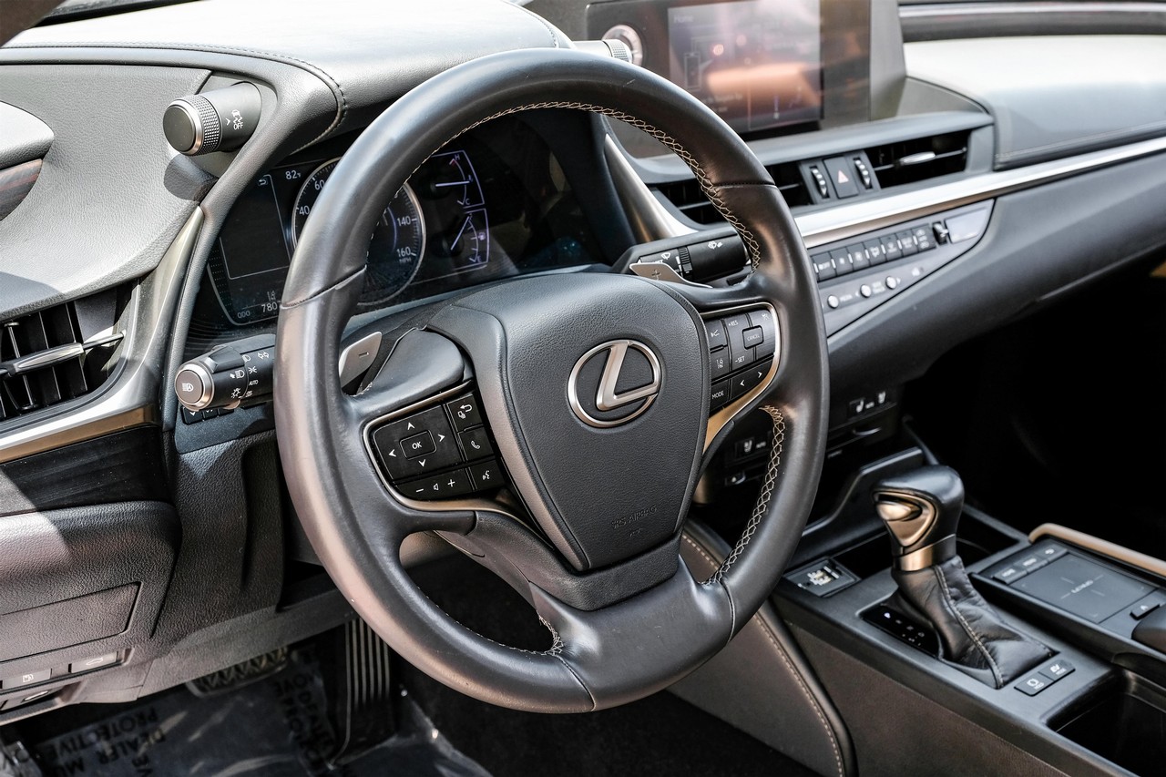 Lexus ES 300h Vehicle Main Gallery Image 16