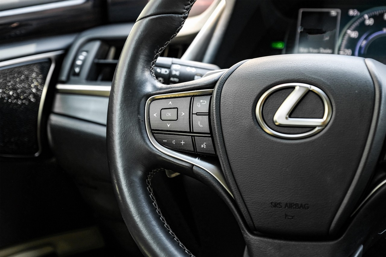 Lexus ES 300h Vehicle Main Gallery Image 18