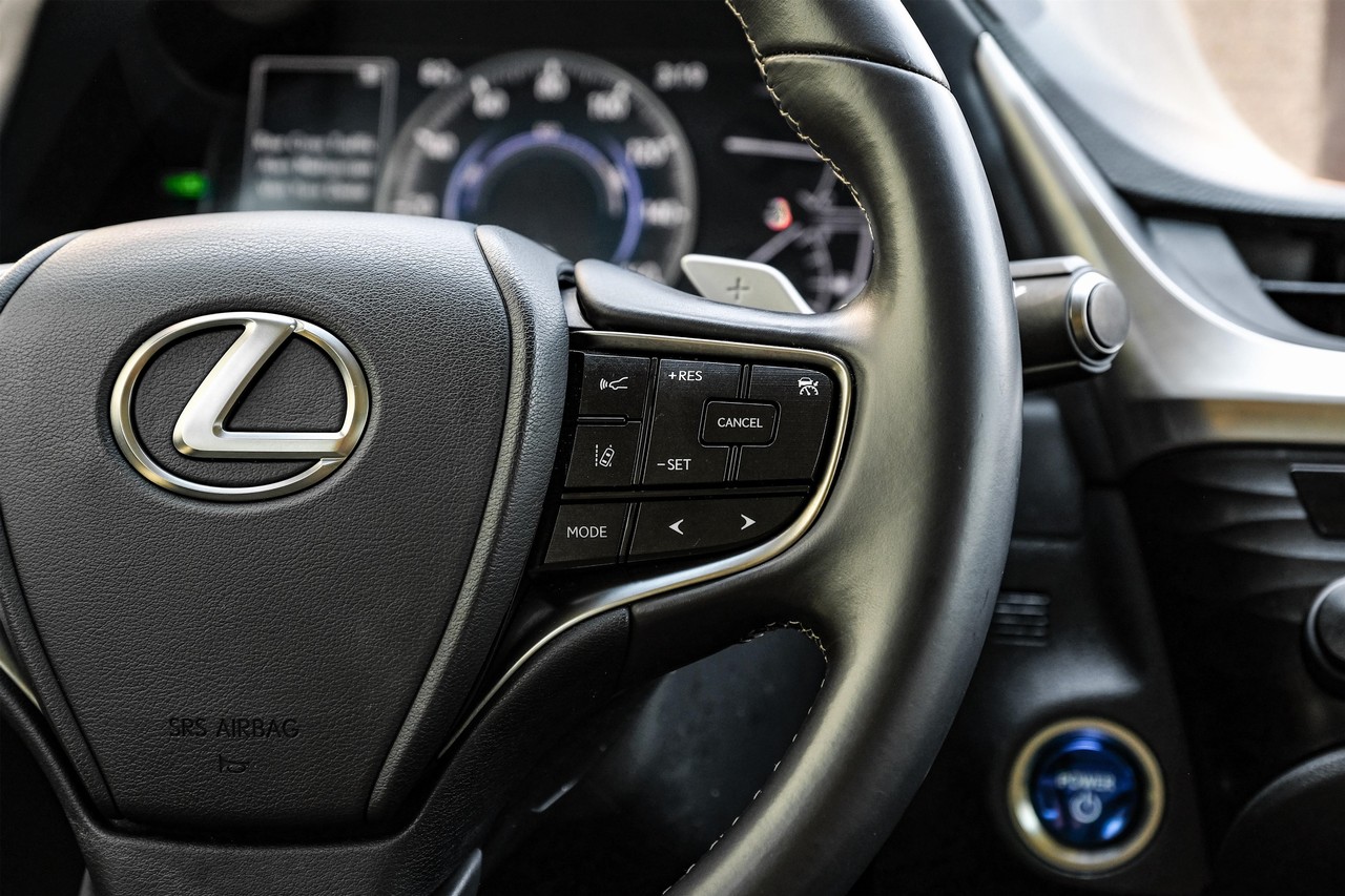 Lexus ES 300h Vehicle Main Gallery Image 19