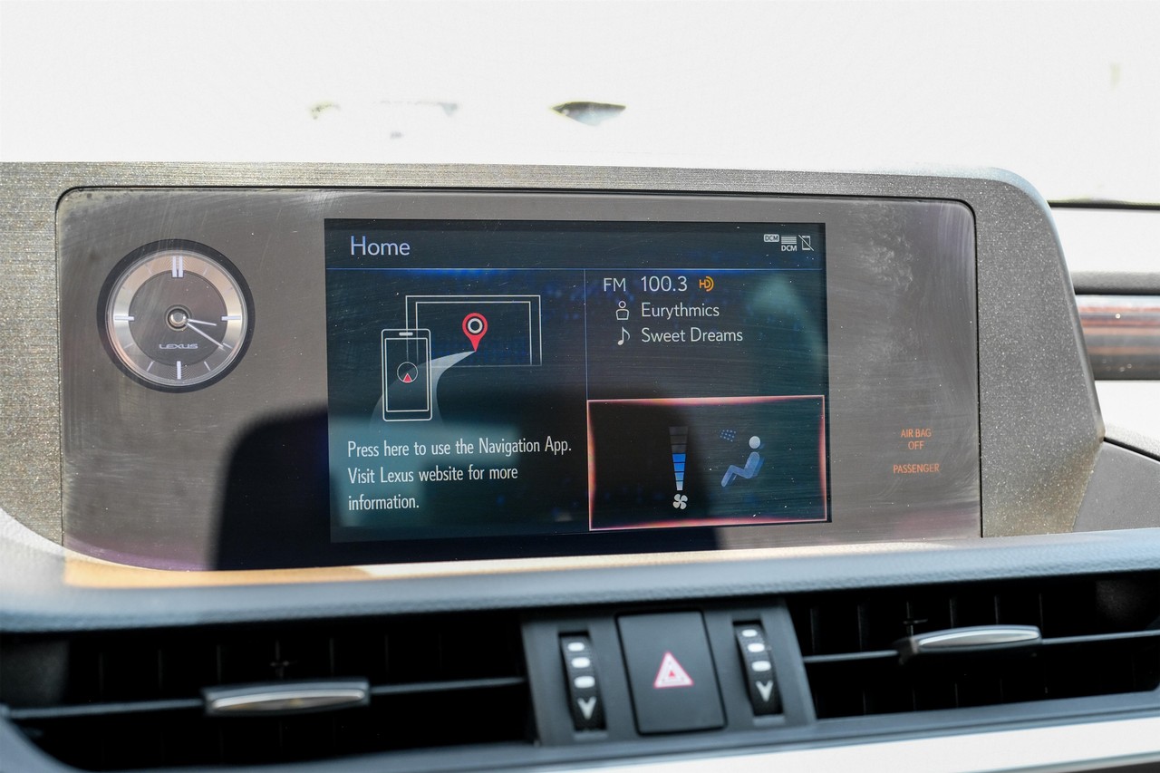 Lexus ES 300h Vehicle Main Gallery Image 22