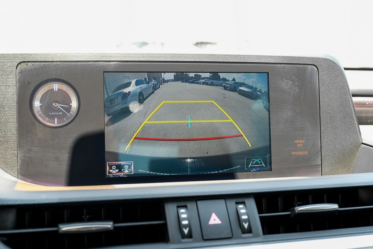 Lexus ES 300h Vehicle Main Gallery Image 23
