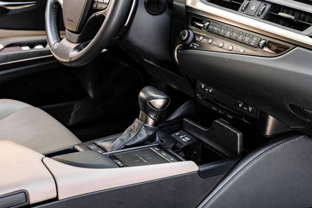 Lexus ES 300h Vehicle Main Gallery Image 24