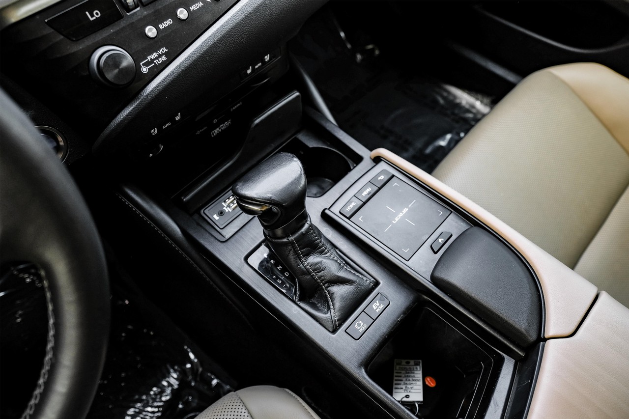 Lexus ES 300h Vehicle Main Gallery Image 25