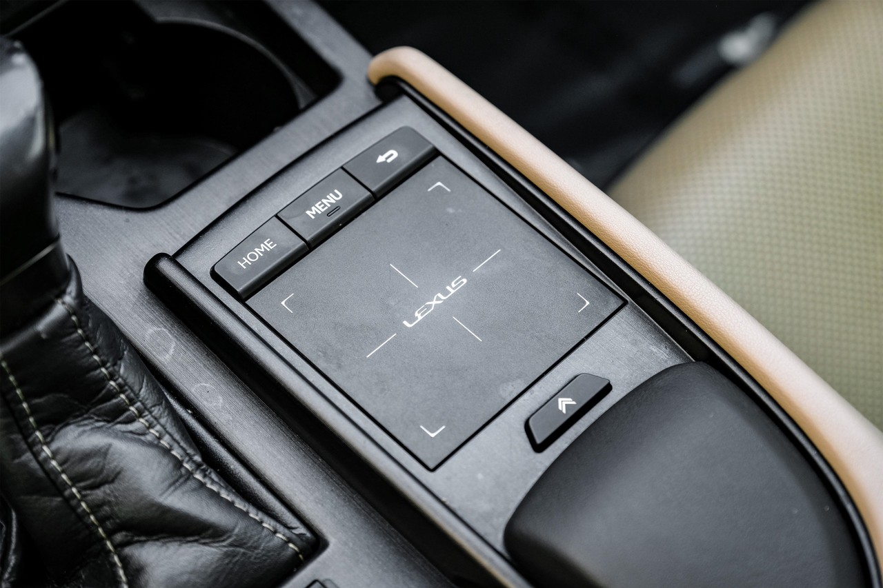 Lexus ES 300h Vehicle Main Gallery Image 26