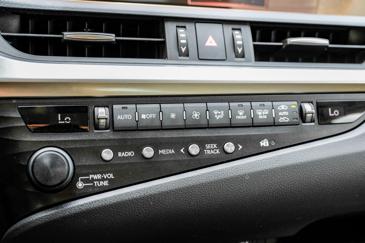 Lexus ES 300h Vehicle Main Gallery Image 27