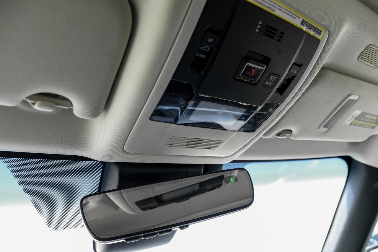 Lexus ES 300h Vehicle Main Gallery Image 29