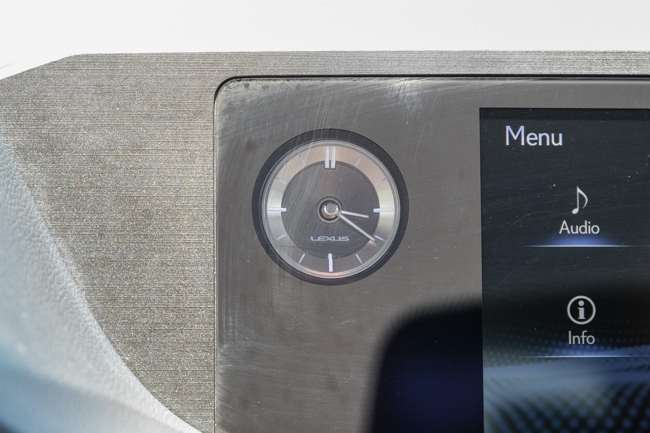 Lexus ES 300h Vehicle Main Gallery Image 30
