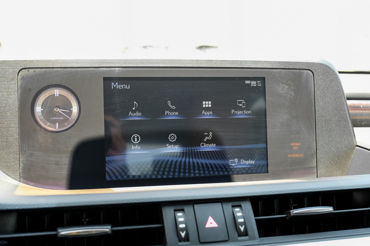Lexus ES 300h Vehicle Main Gallery Image 31