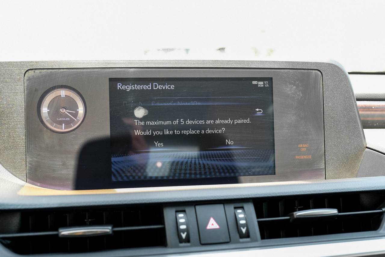 Lexus ES 300h Vehicle Main Gallery Image 32