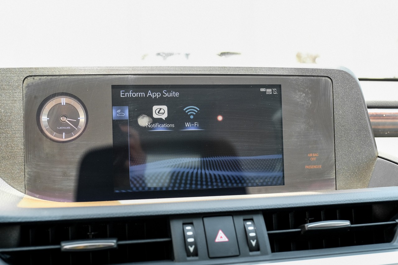 Lexus ES 300h Vehicle Main Gallery Image 33