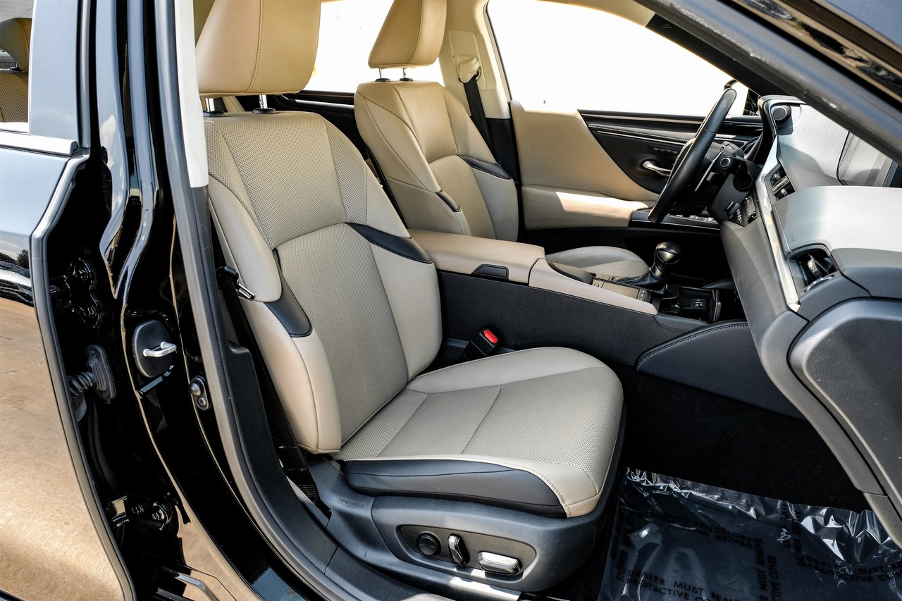 Lexus ES 300h Vehicle Main Gallery Image 34