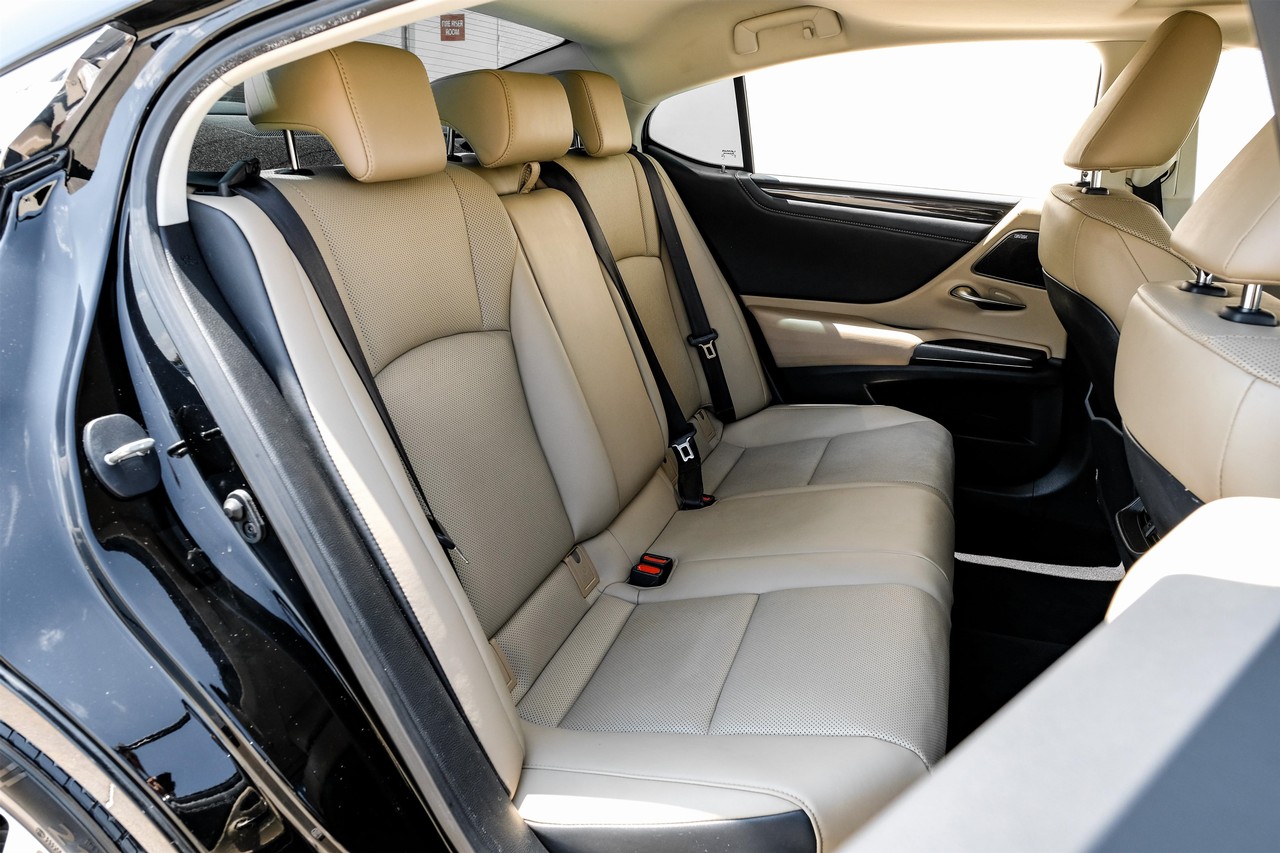 Lexus ES 300h Vehicle Main Gallery Image 35