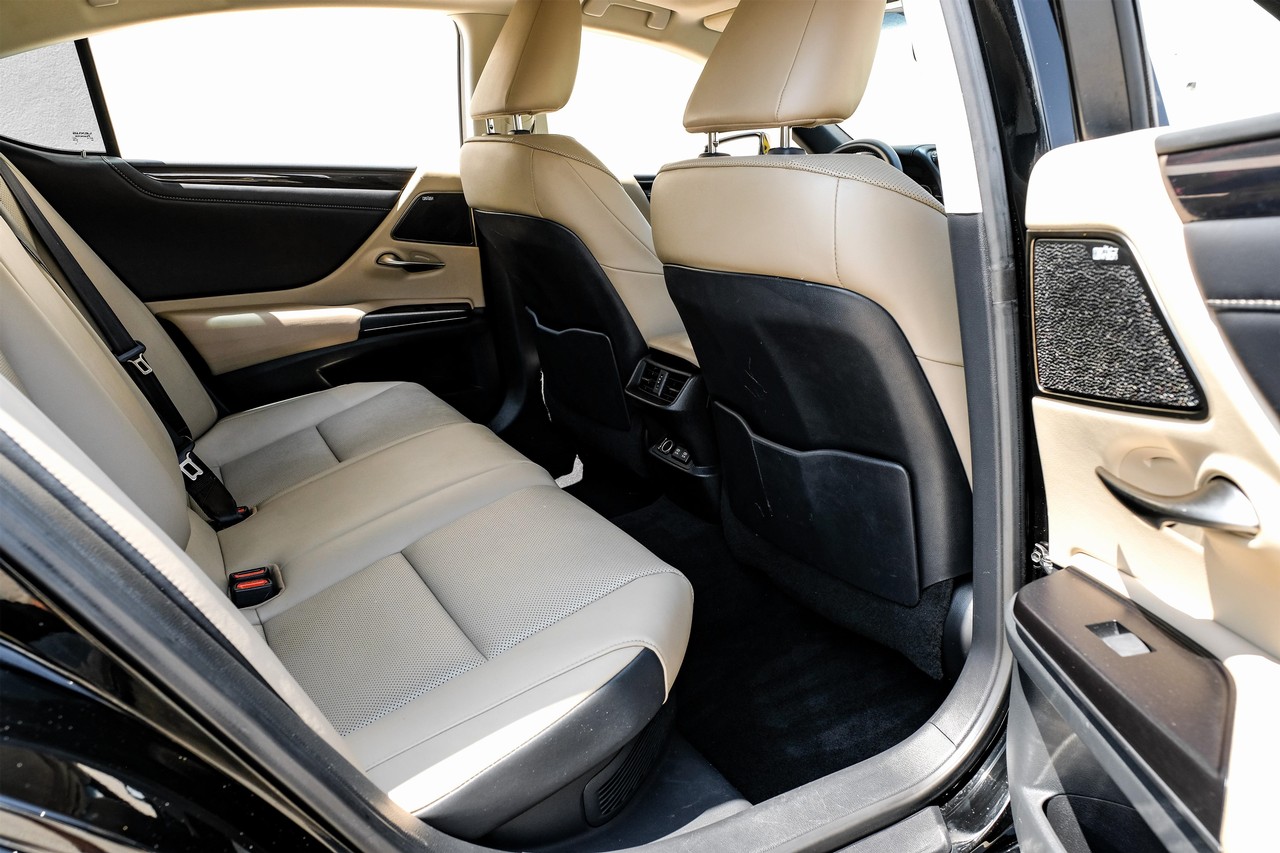 Lexus ES 300h Vehicle Main Gallery Image 36