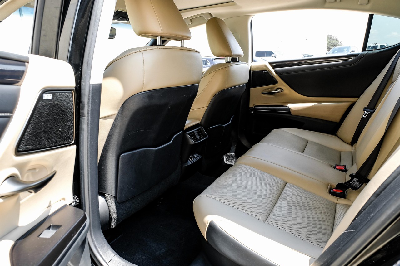 Lexus ES 300h Vehicle Main Gallery Image 37