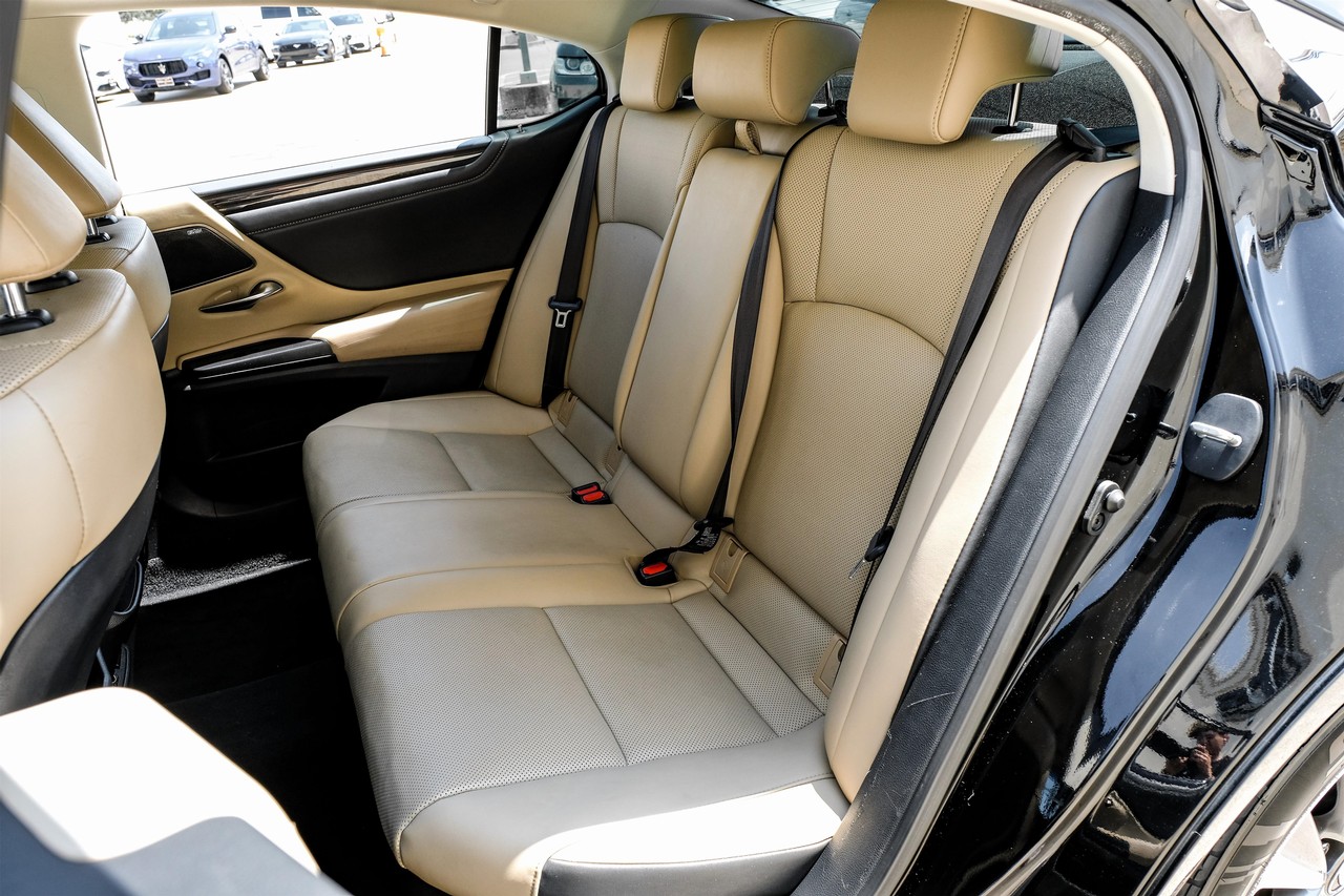 Lexus ES 300h Vehicle Main Gallery Image 38