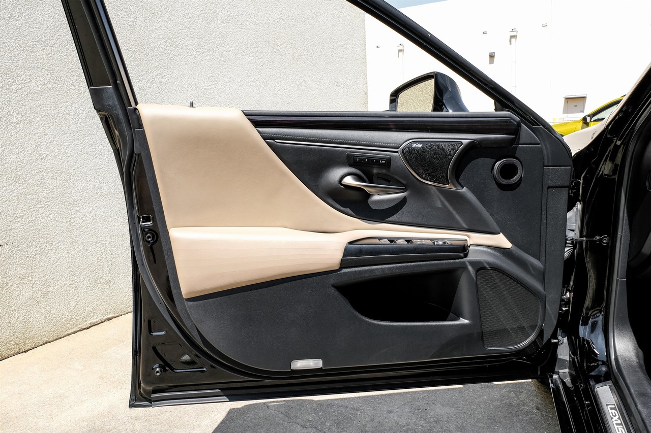 Lexus ES 300h Vehicle Main Gallery Image 41