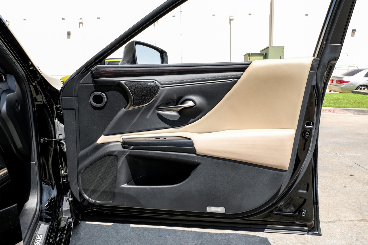 Lexus ES 300h Vehicle Main Gallery Image 43