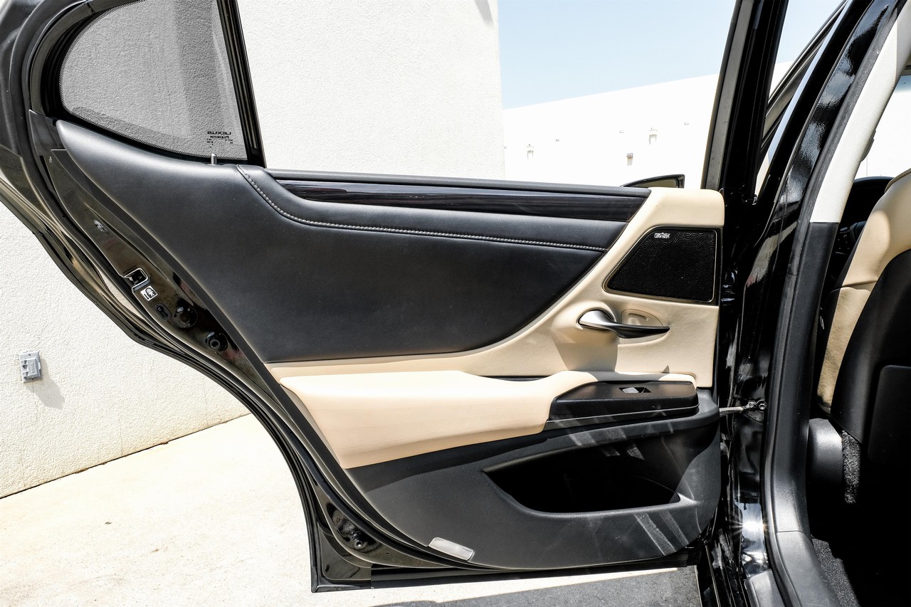 Lexus ES 300h Vehicle Main Gallery Image 44