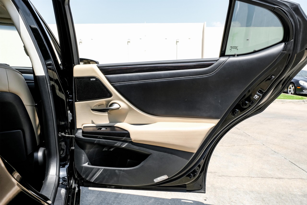Lexus ES 300h Vehicle Main Gallery Image 45