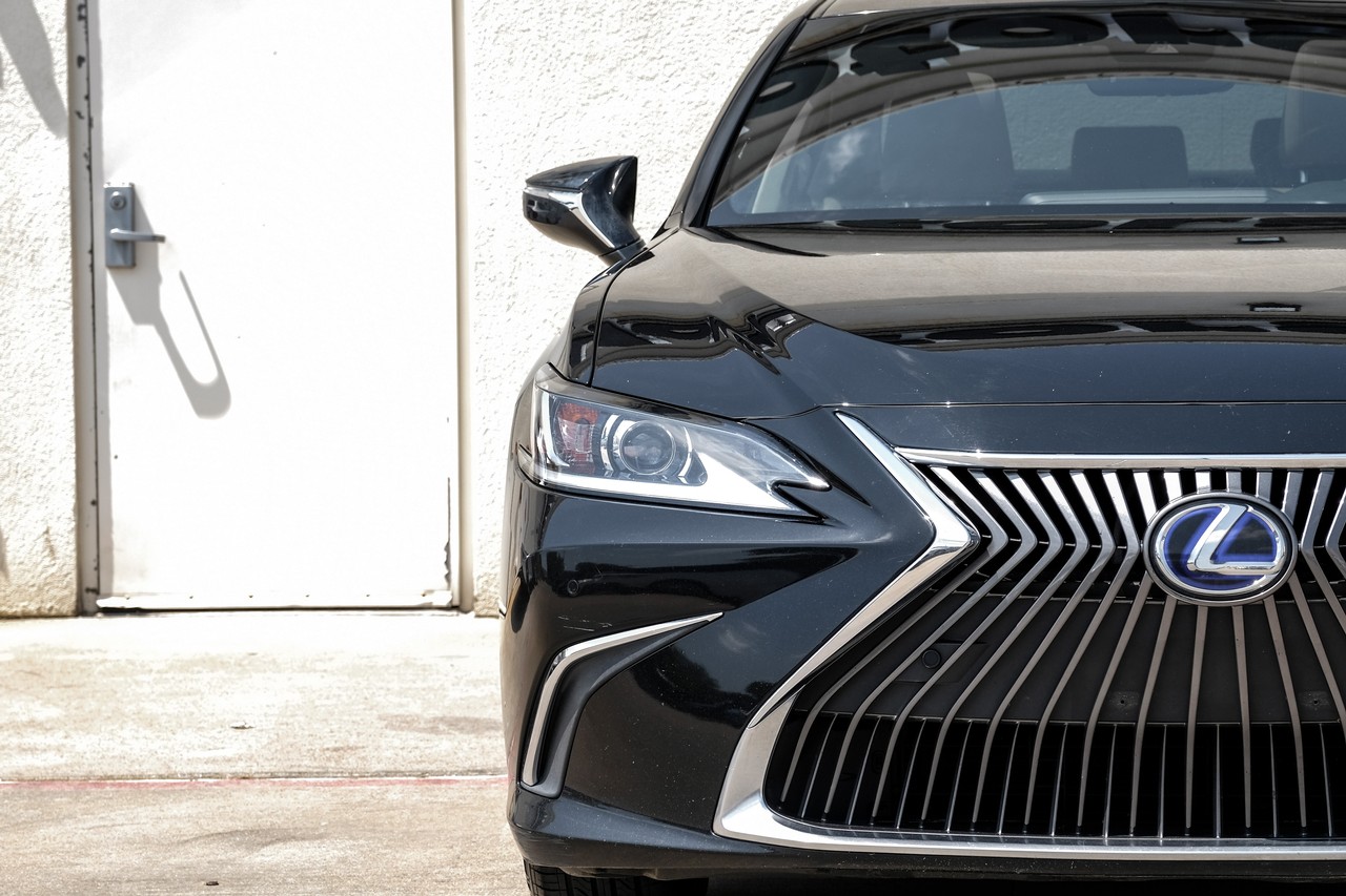 Lexus ES 300h Vehicle Main Gallery Image 46