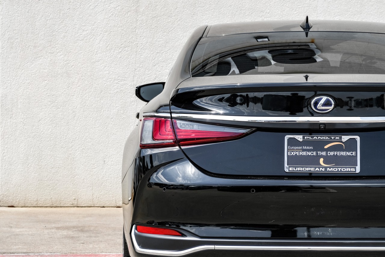 Lexus ES 300h Vehicle Main Gallery Image 47