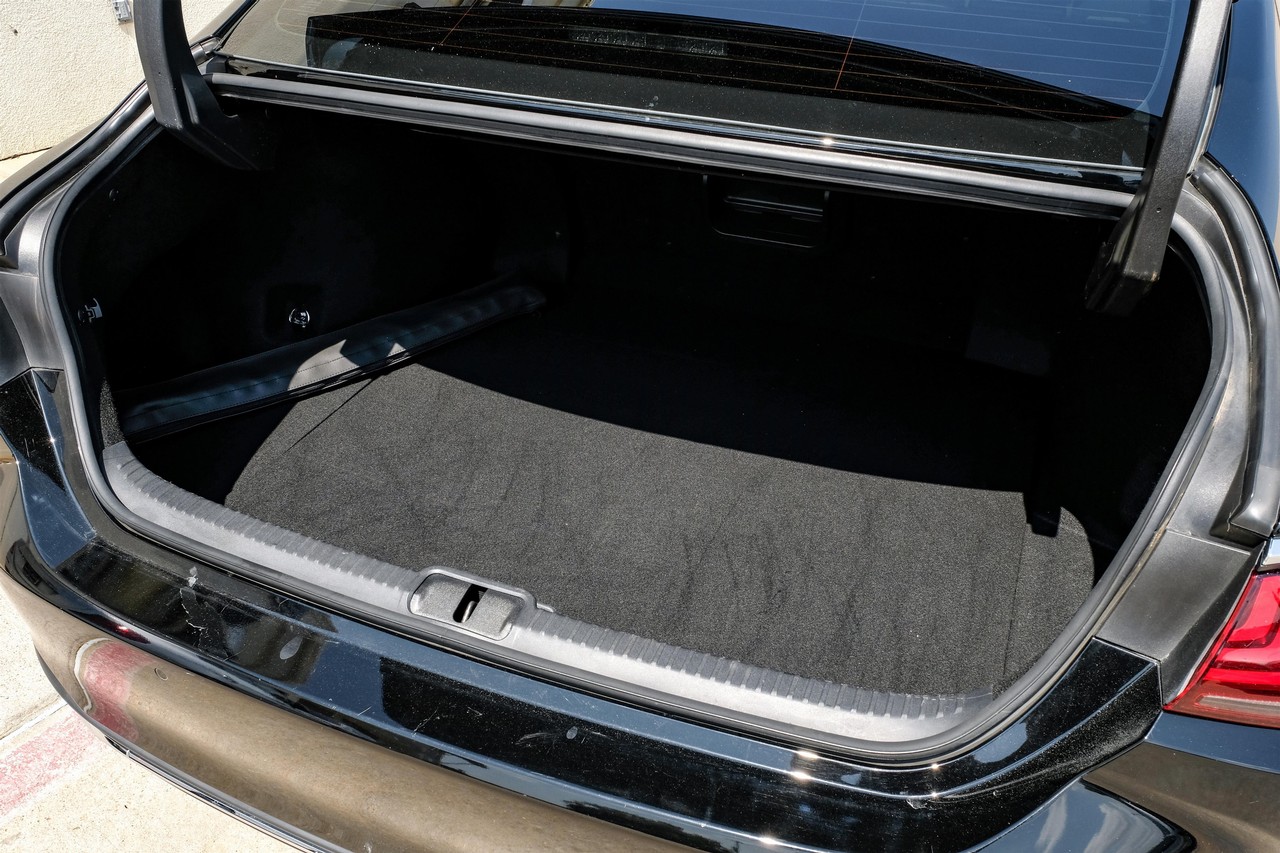 Lexus ES 300h Vehicle Main Gallery Image 48