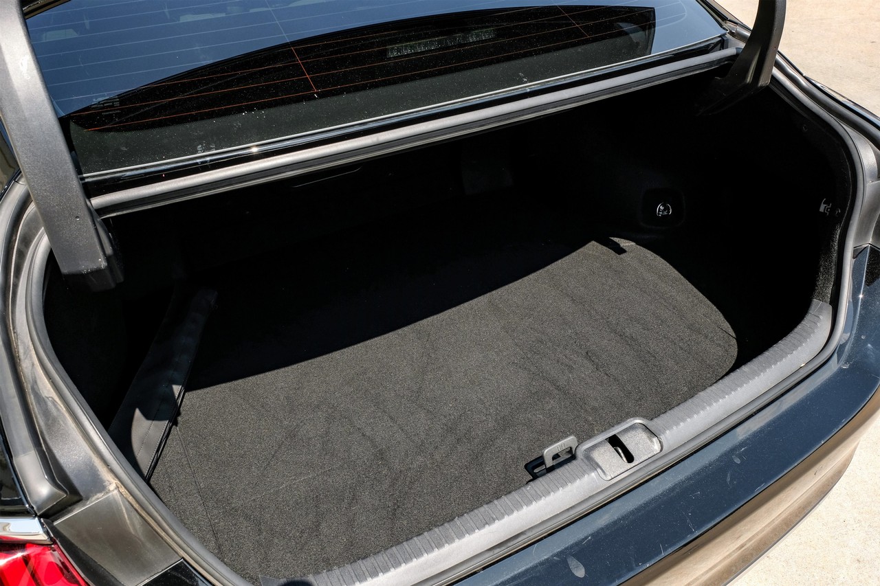 Lexus ES 300h Vehicle Main Gallery Image 49