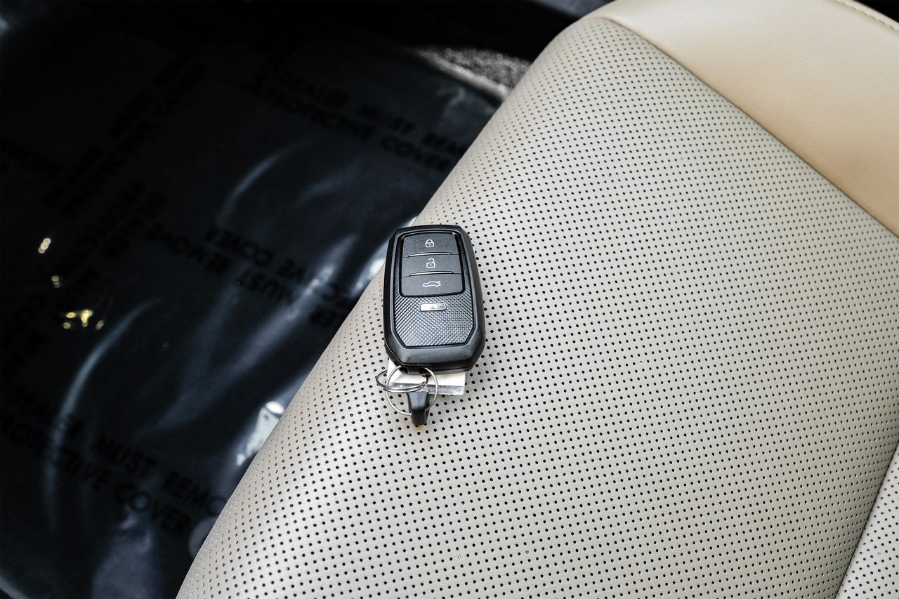 Lexus ES 300h Vehicle Main Gallery Image 54