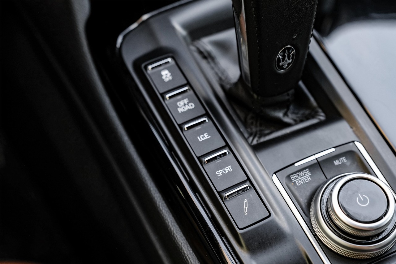 Maserati Levante Vehicle Main Gallery Image 24