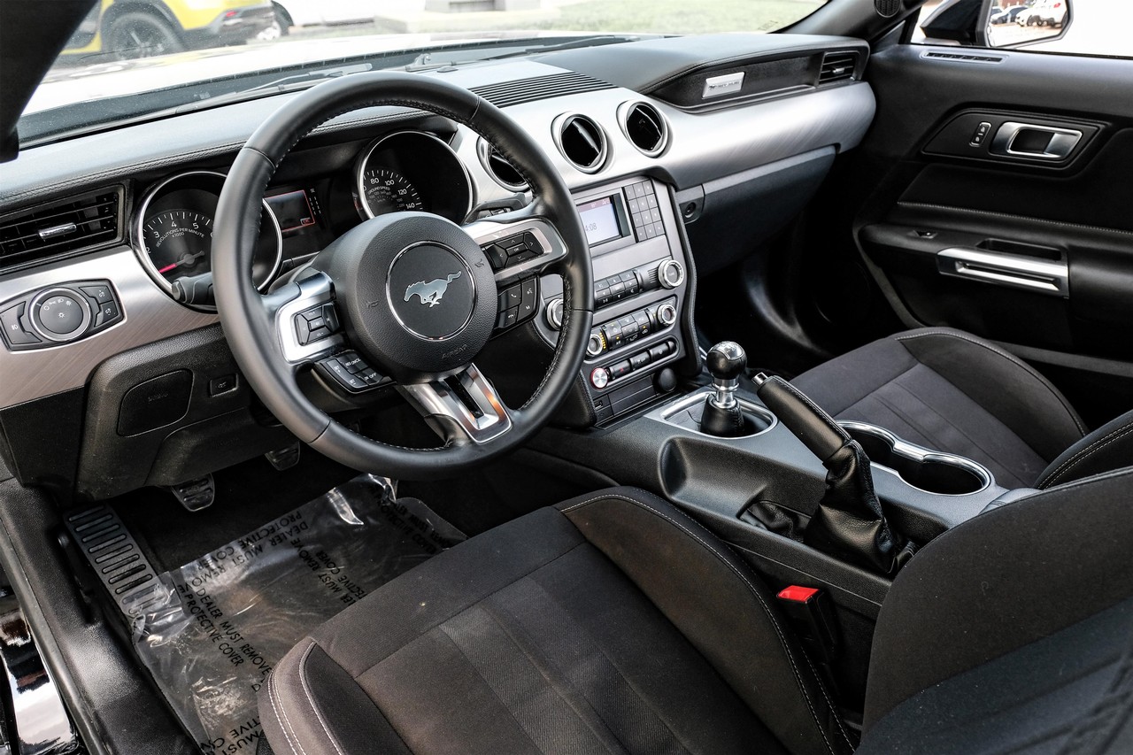 Ford Mustang Vehicle Main Gallery Image 03