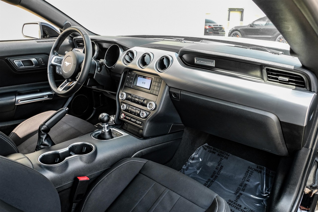 Ford Mustang Vehicle Main Gallery Image 12